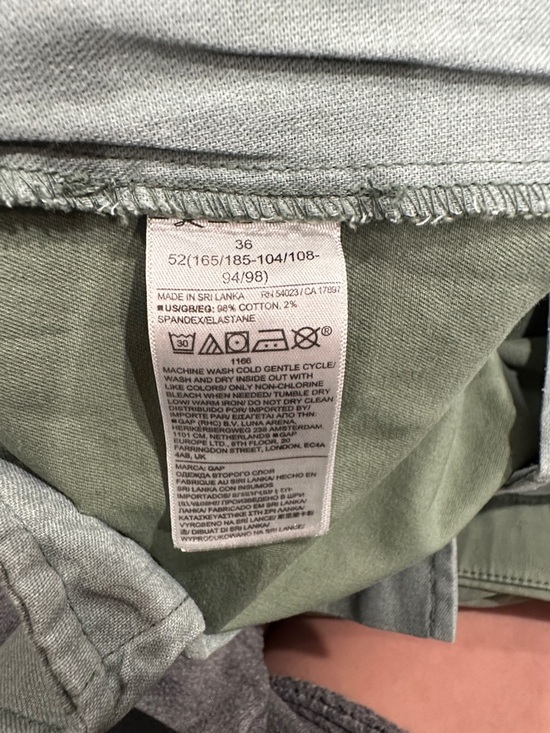 GAP Men's twig Green Flat Front Chino Short. 8 inch inseam. Size 36. - Picture 10 of 10